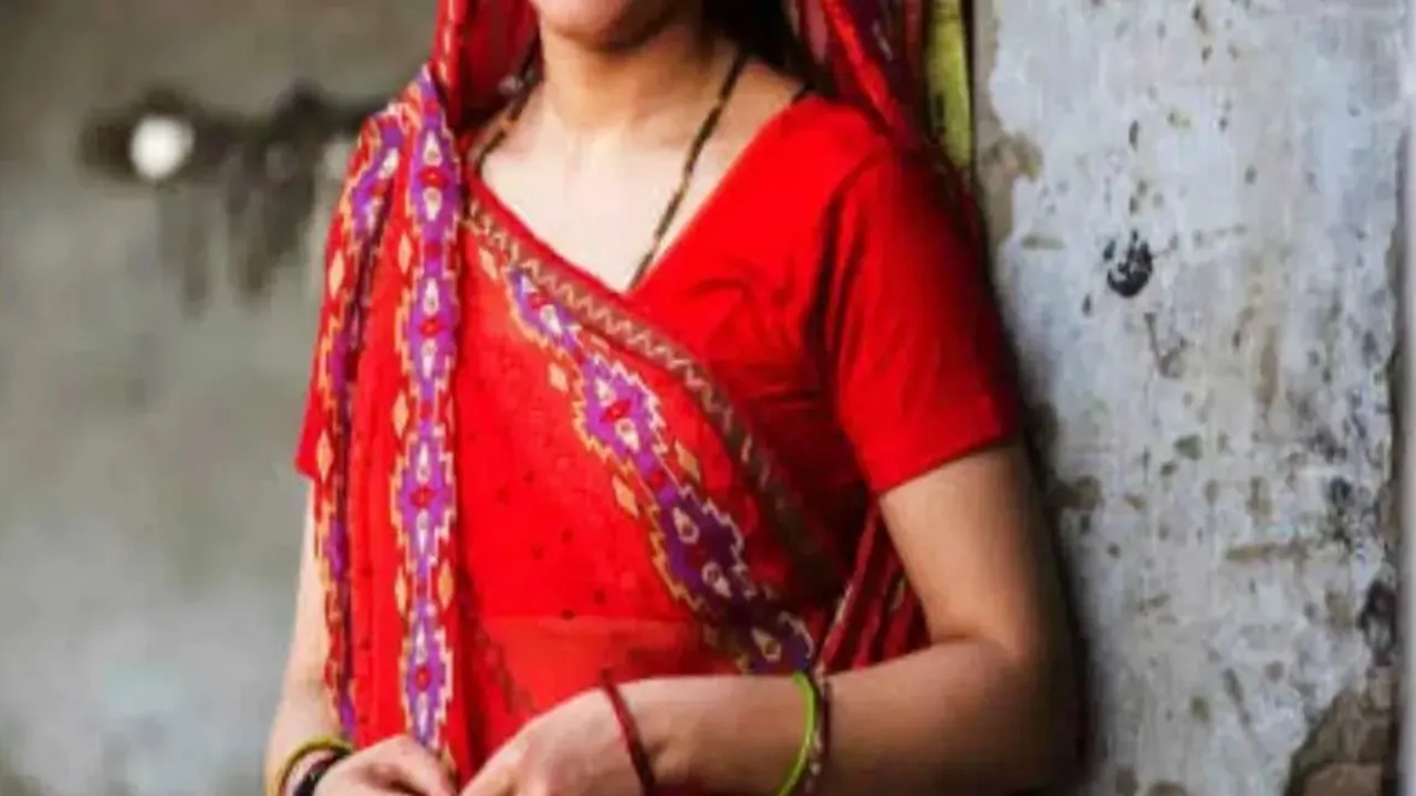 ‘मृत’ महिला को जिंदा करने में जुटे अधिकारी! तीन साल से काट रही थी सरकार दफ्तर के चक्कर 