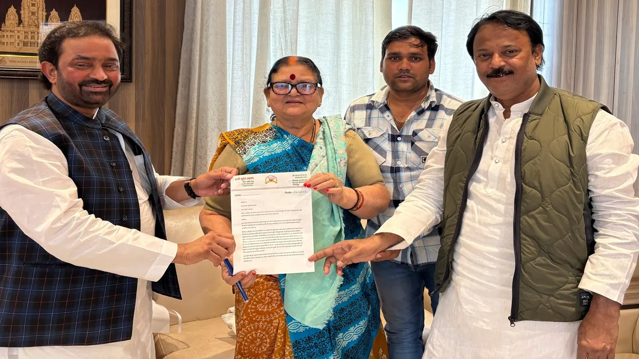 कानपुर : गृहकर की कुर्की नोटिसें रोकने को लेकर पीआईएल की तैयारी, सपा-कांग्रेस पार्षदों ने महापौर को दिया ज्ञापन