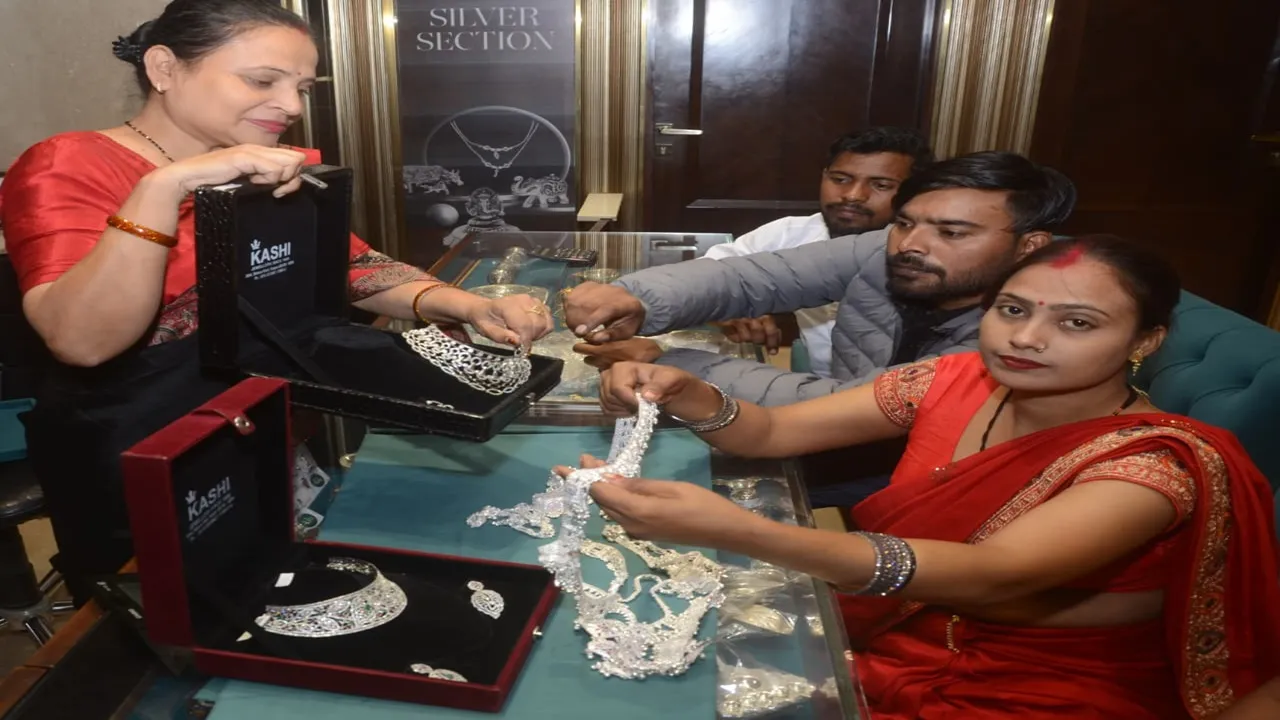 कानपुर : सहालग पर बढ़ा चांदी का कारोबार, छोटे उत्पादों की 30 फीसदी बिक्री बढ़ी