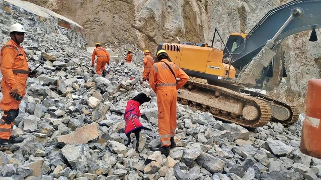 सोनभद्र खदान हादसा : पांच और शव बरामद, बोले मंत्री रवीन्द्र जायसवाल-  घटना की होगी त्रिस्तरीय जांच