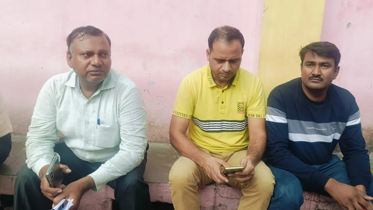 कानपुर : गड्ढे में उछली बाइक, सड़क पर गिरे लोको पायलट को डंपर ने कुचला, मौत