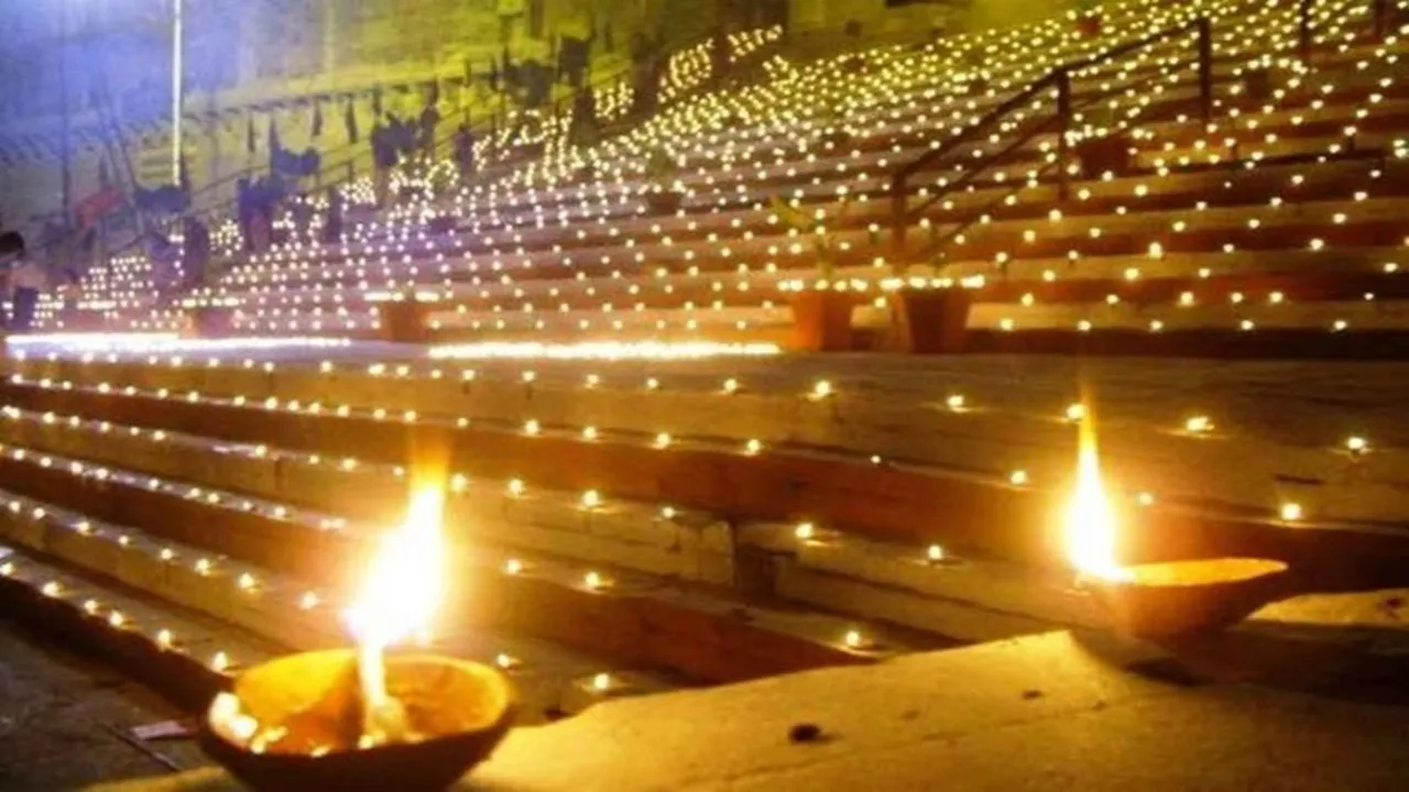 Dev Diwali : देव दीपावली पर जगमग हुई काशी, आस्था और संस्कृति से सराबोर हुए श्रद्धालु