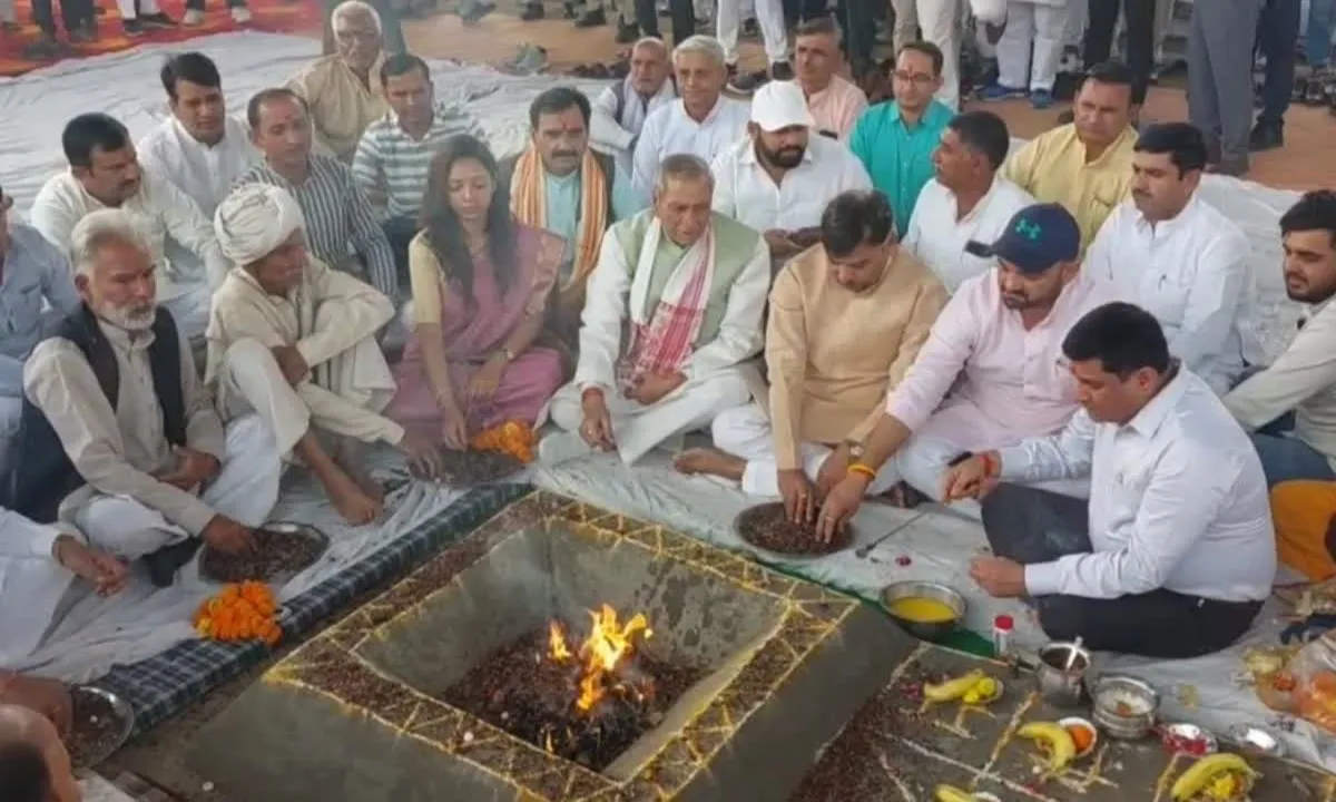 गन्ना मंत्री ने की नये पेराई सत्र की शुरुआत, कहा- योगी सरकार ने खत्म किए प्रदेश के दो कलंक, गन्ना माफिया और घटतौली 