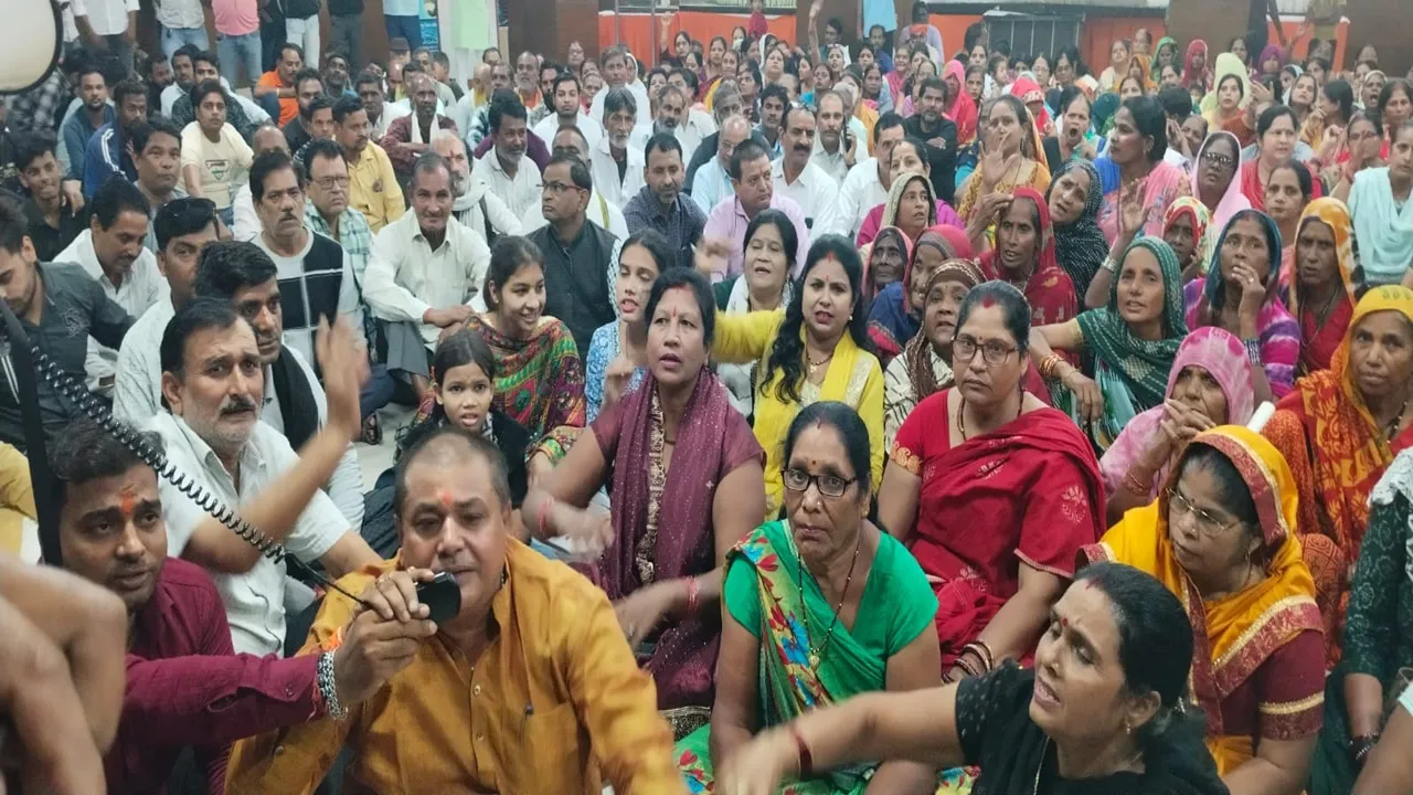  कानपुर : सीवर और भ्रष्टाचार की समस्या को लेकर केडीए में प्रदर्शन, घेरा उपाध्यक्ष कार्यालय, घंटों किया हंगामा