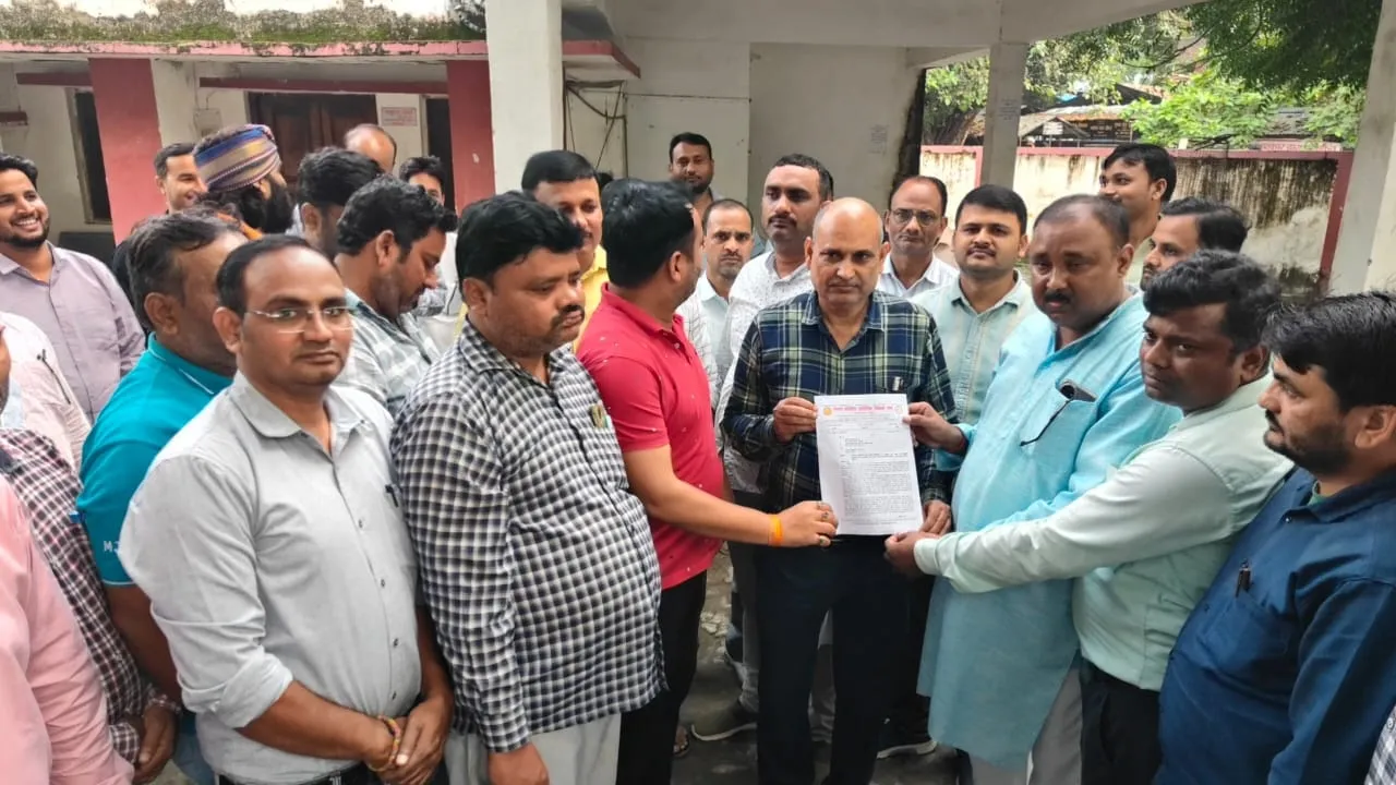 गोंडा : शिक्षक संघ ने छात्रों की ऑनलाइन उपस्थिति को बताया अव्यावहारिक, सौंपा ज्ञापन