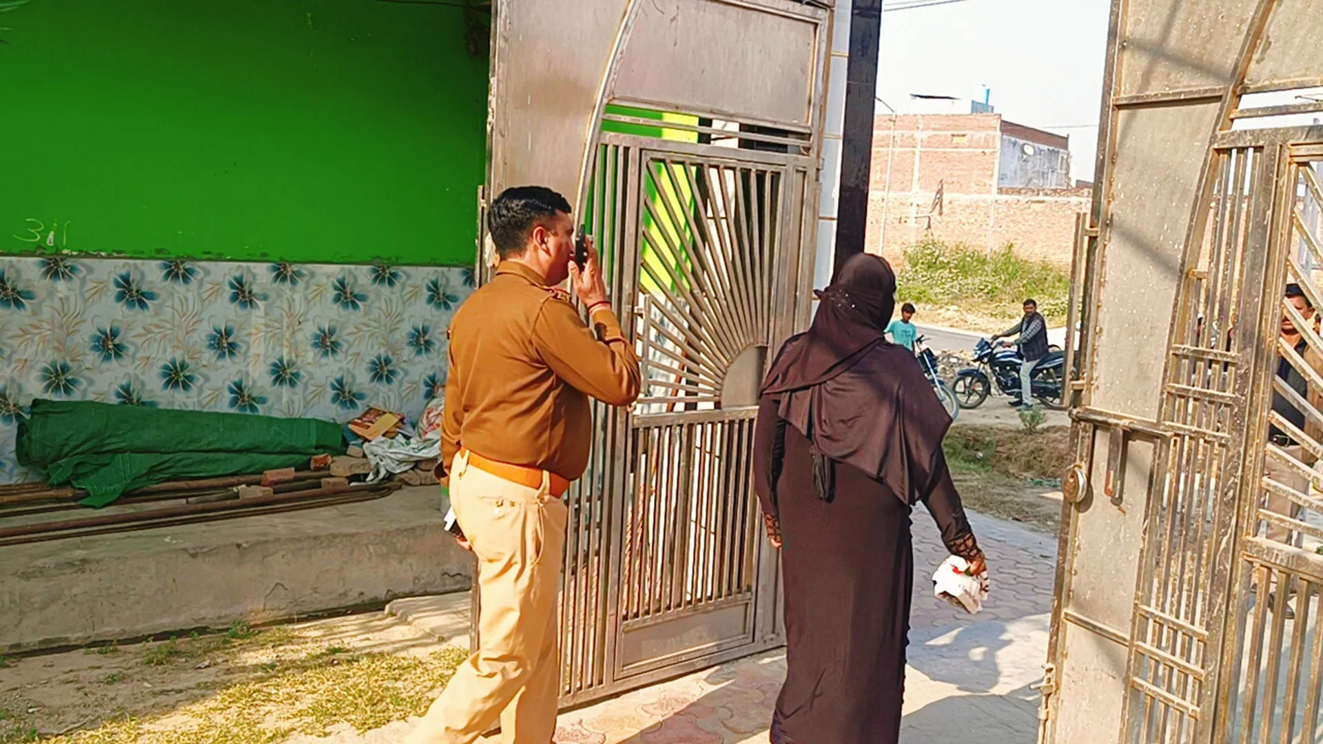 UP: होटल में पुलिस का छापा, प्रेमी के संग विधवा और छात्र के साथ मिली छात्रा