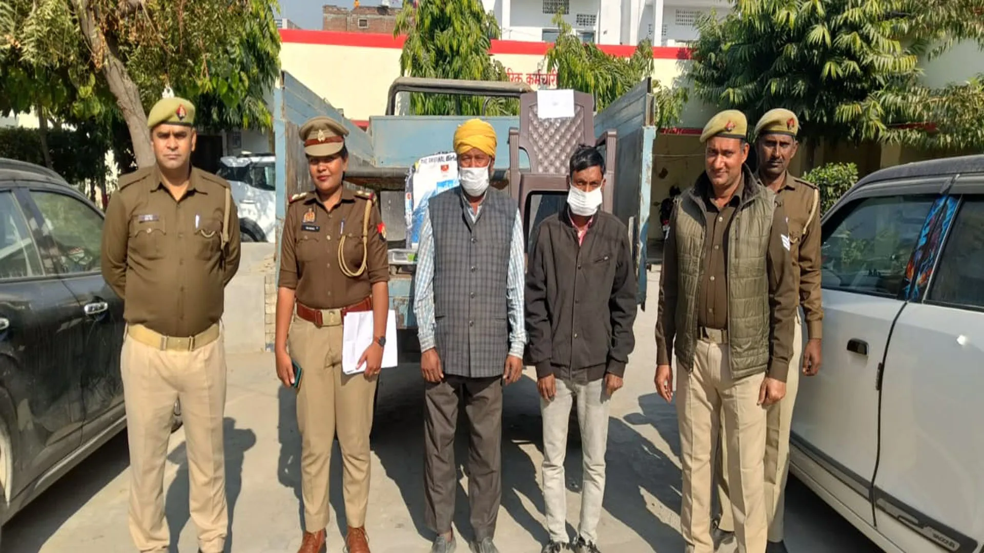 UP: पुलिस ने चोरी के माल के साथ दो चोरों को गिरफ्तार किया