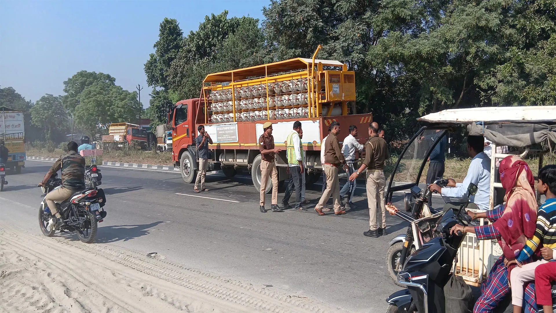 Bareilly: ठिरिया खेतल के पास सीएनजी लीक से मचा हड़कंप