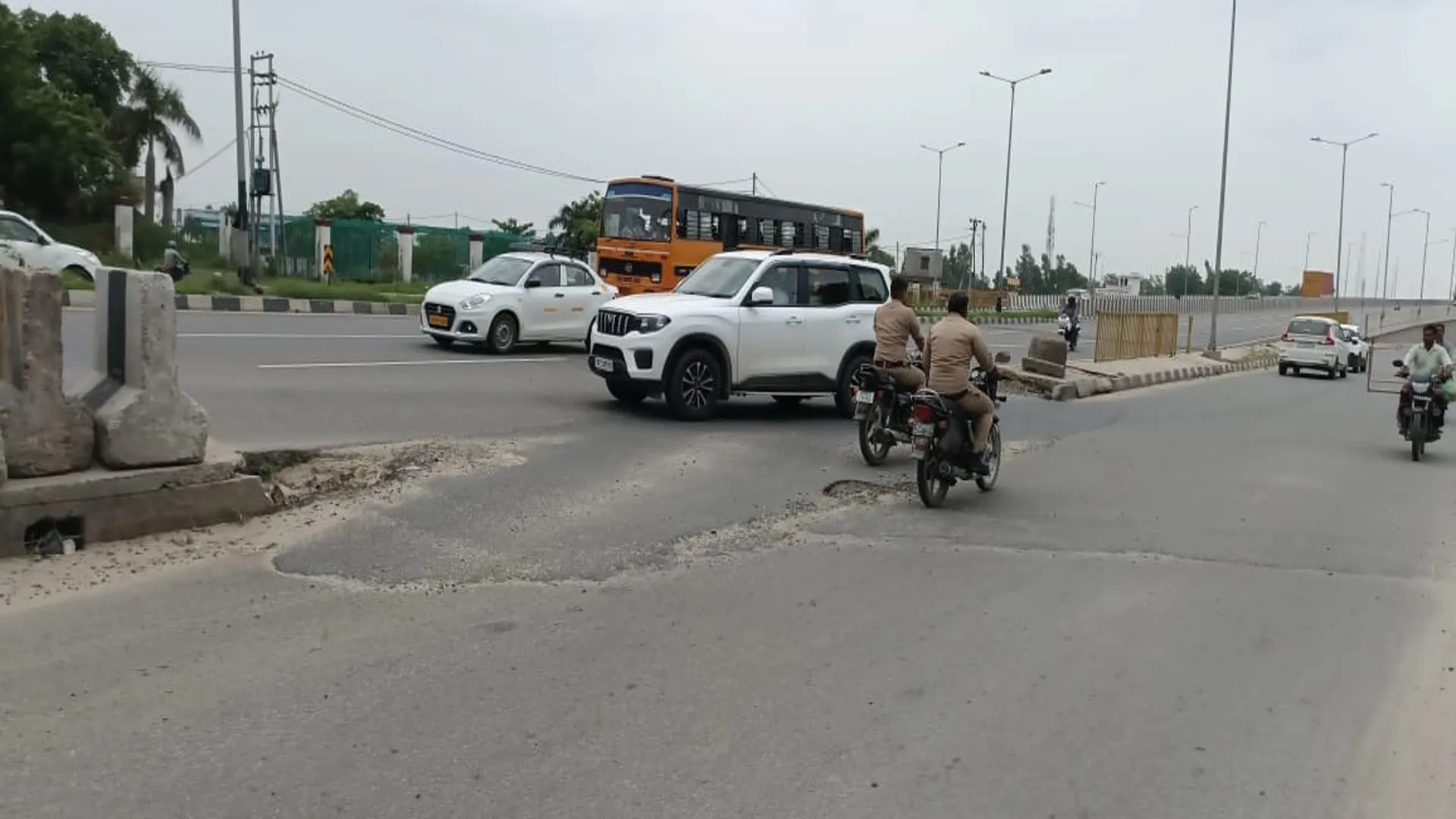 Amroha: हाईवे पर 17 खुले कट दे रहे हादसों को न्योता...लोगों की जा रही जान