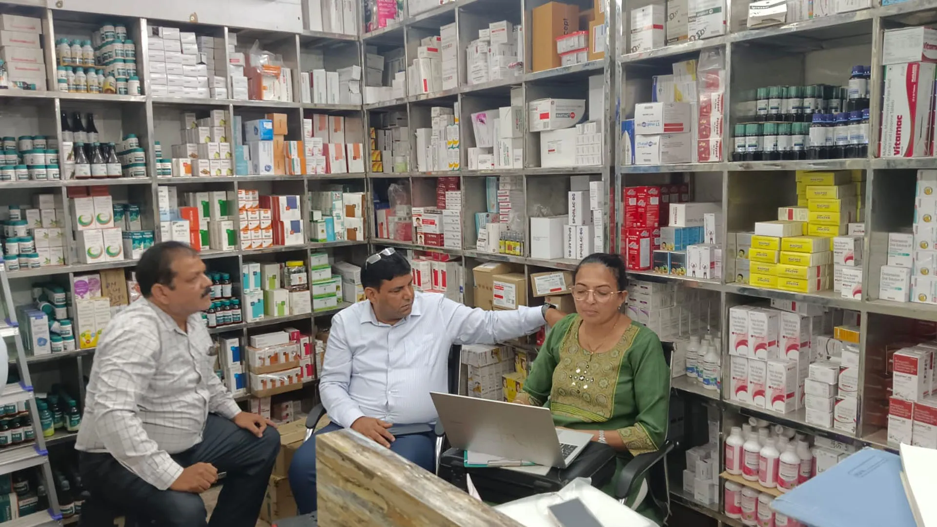 Bareilly : मेडिकल स्टोरों पर छापेमारी, तीन फर्मों के लाइसेंस निलंबित