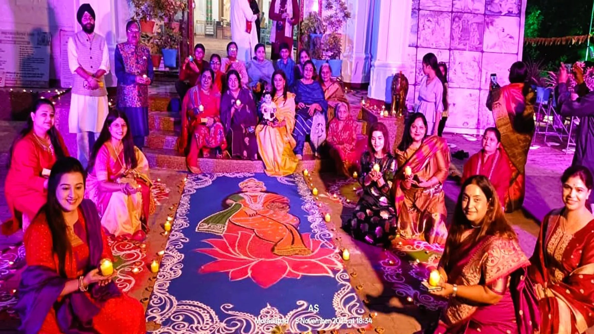 Moradabad :देव दीपावली पर 5000 दीपों और रंगोली से जगमगाया महाकालेश्वर धाम मंदिर