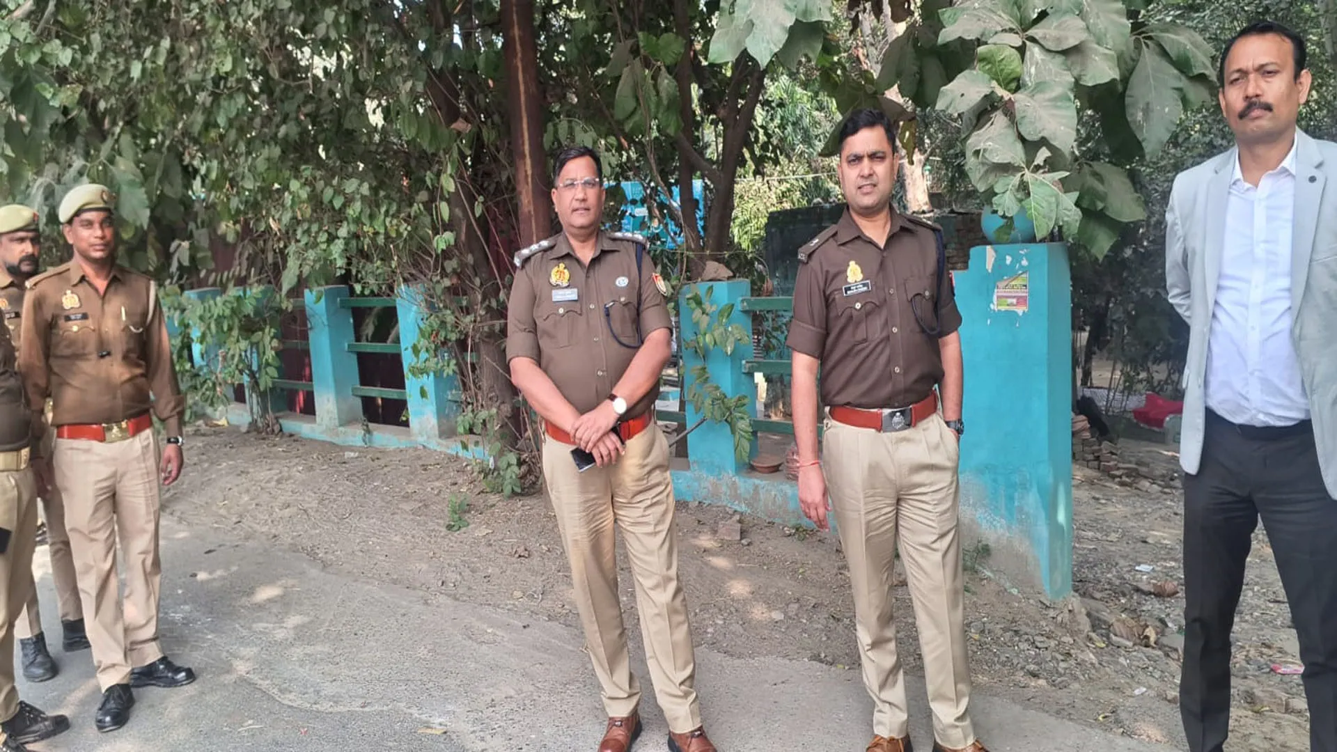 Bareilly: धार्मिक स्थल की आड़ में बना लिए आवास, अफसरों ने किया सर्वे
