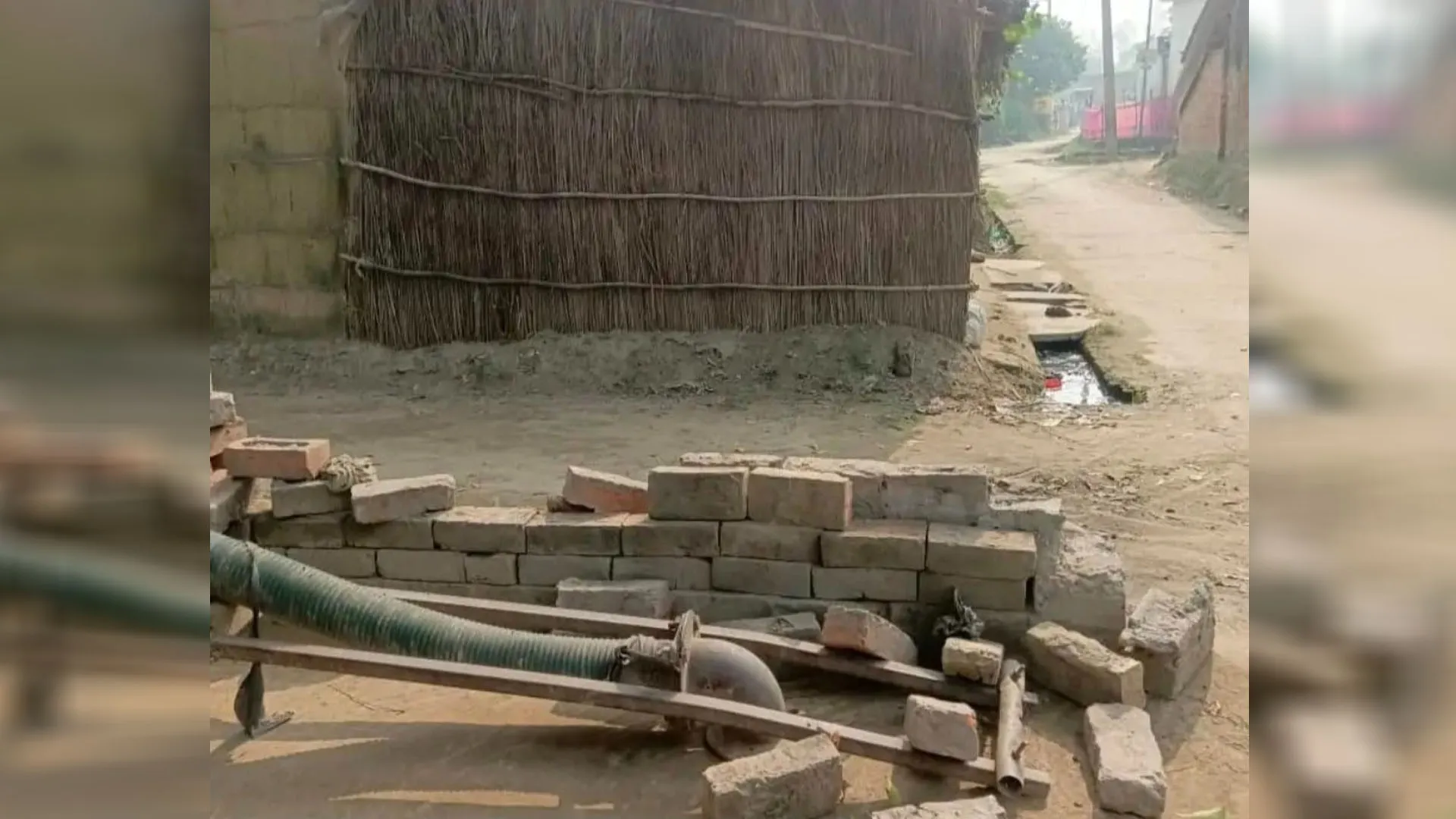 लखीमपुर खीरी : ट्रैक्टर से पक्की दीवार गिराई, गला दबाकर महिला को मारने की कोशिश