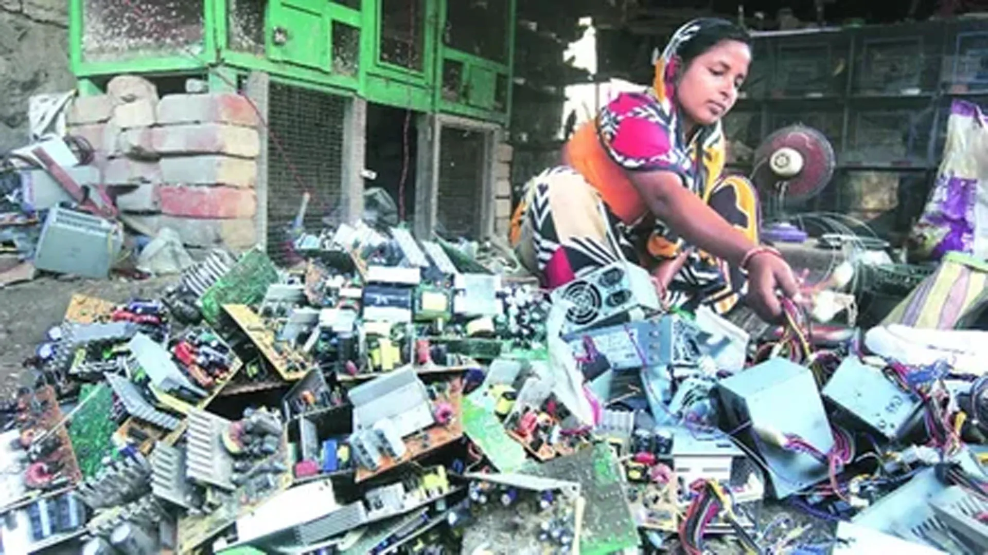 Moradabad: लालबाग, ताजपुर में ई-कचरा जलाने का खेल उजागर, 68 अवैध भट्टियां चिन्हित