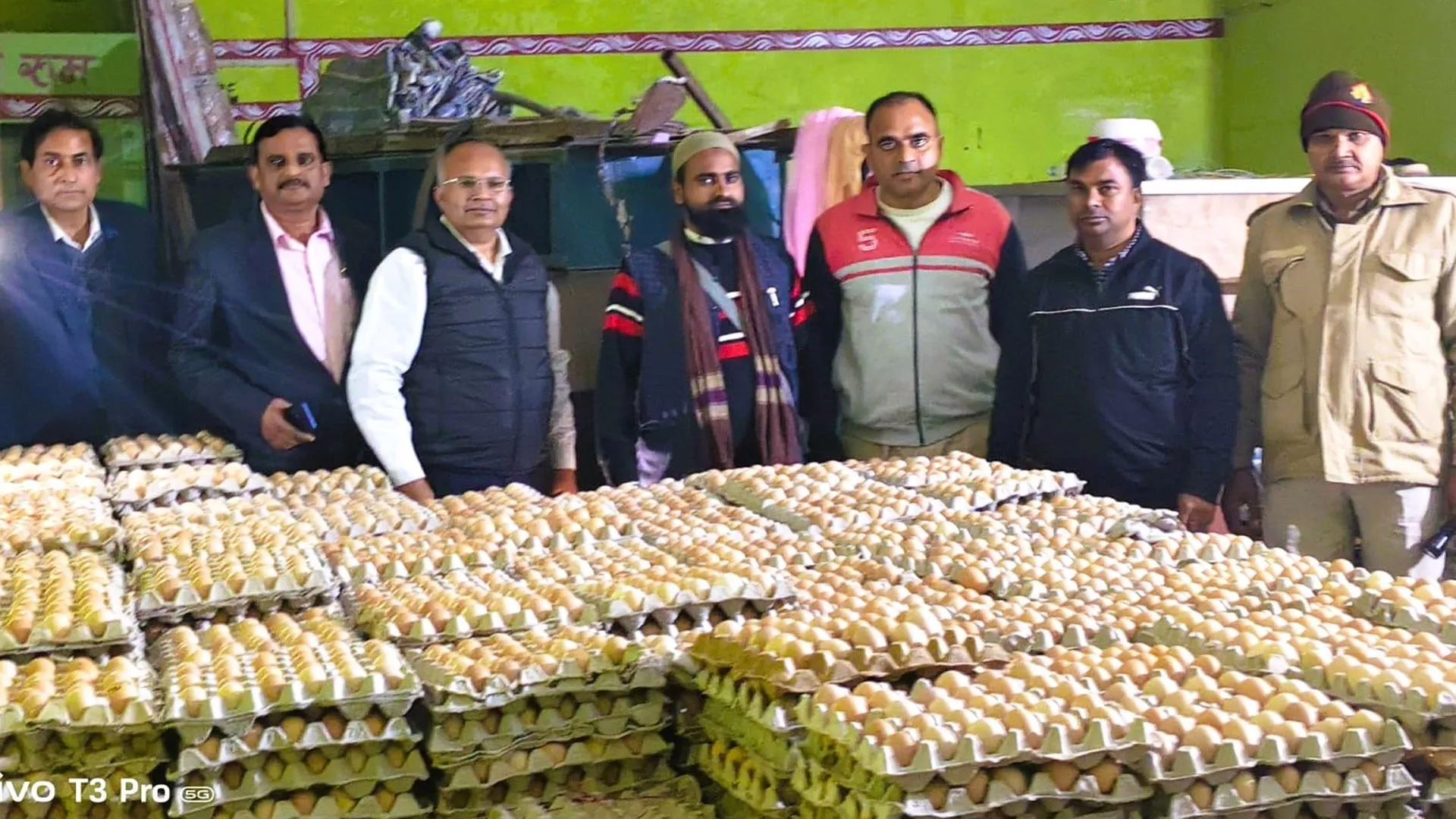 Moradabad: सफेद अंडे को रंग कर देशी बनाने का भंडाफोड़, गोदाम सील