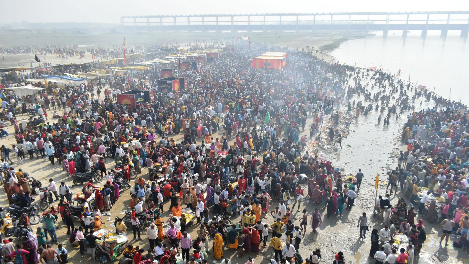 कार्तिक पूर्णिमा : लाखों श्रद्धालुओं ने रामगंगा में लगाई आस्था की डुबकी...चौबारी मेले में उमड़ा हुजूम