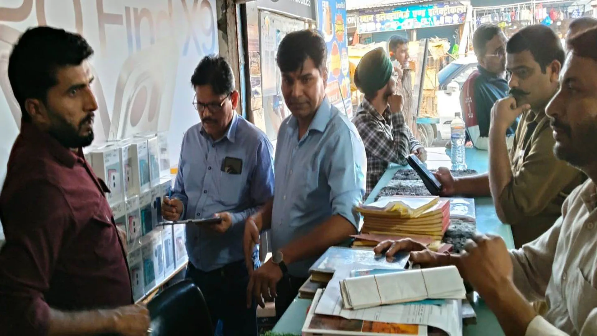 पीलीभीत: 15 करोड़ की बिक्री मगर जमा किया सिर्फ नौ हजार TAX...मोबाइल शॉप पर GST टीम के छापे से खलबली 