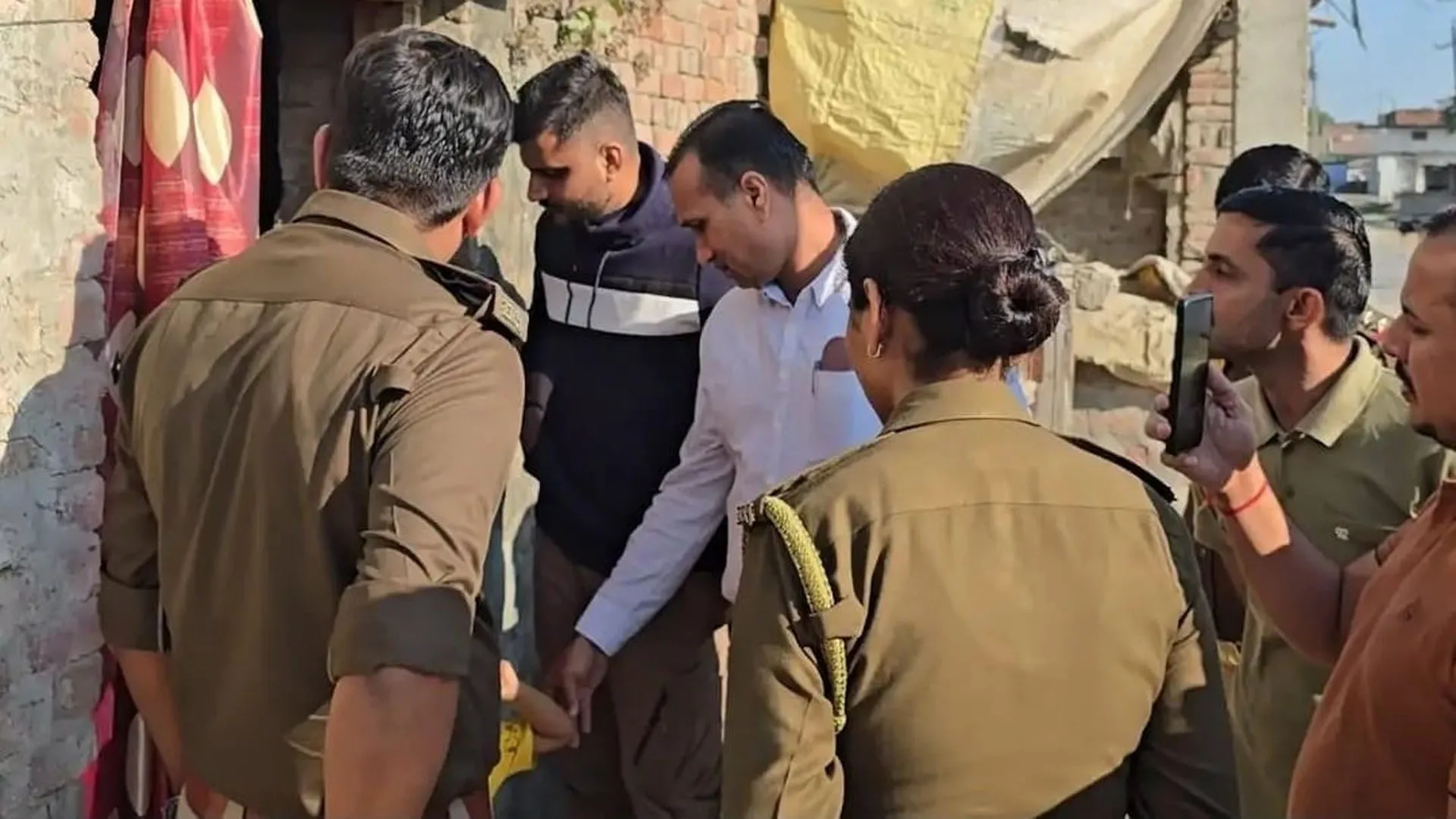 UP: गुजरात एटीएस ने सुहेल के घर पर डेढ़ घंटे तक की छानबीन