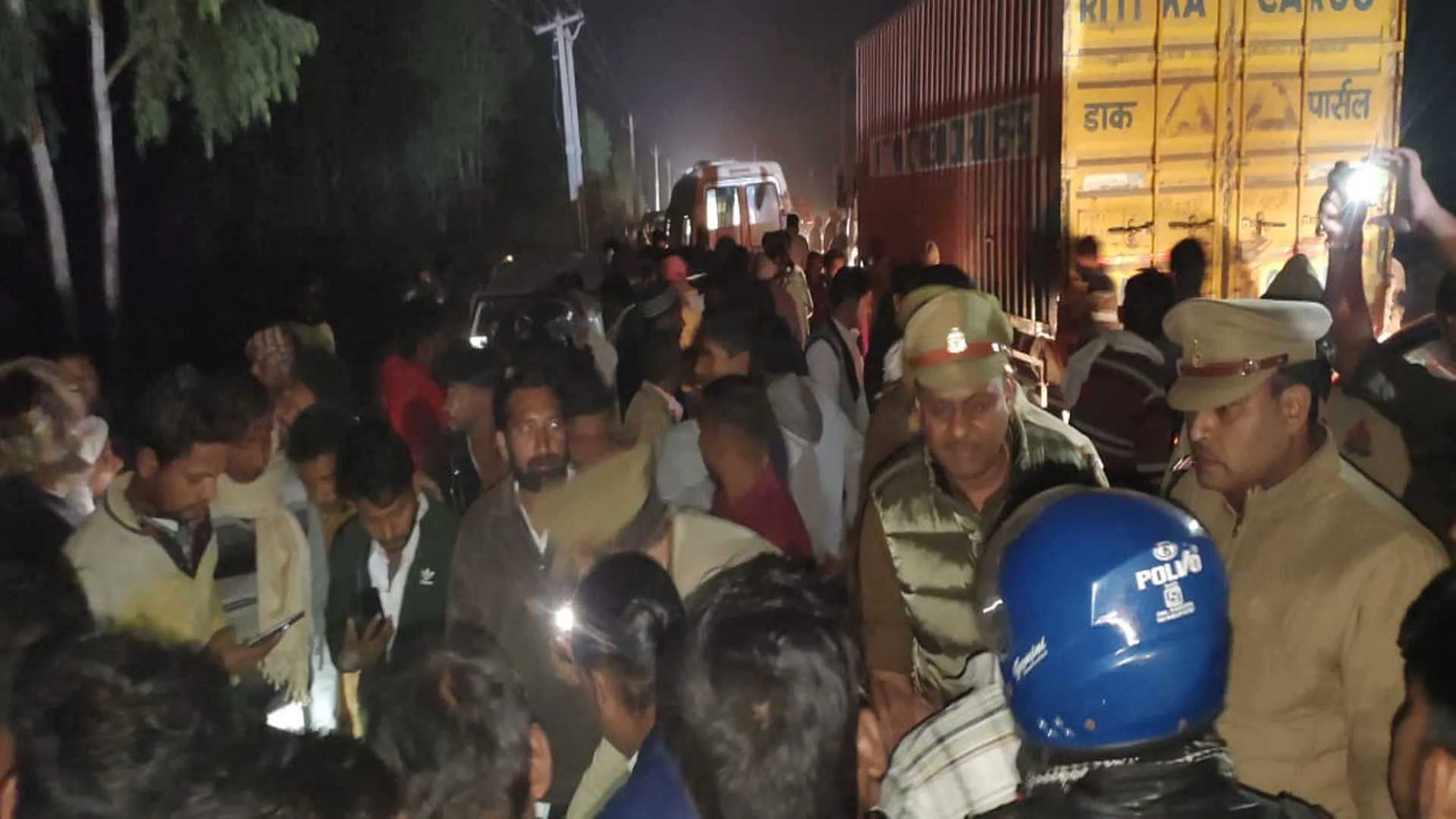 UP: काल बनी तेज रफ्तार कार...कुचलकर बाइक सवार चाचा भतीजे की मौत