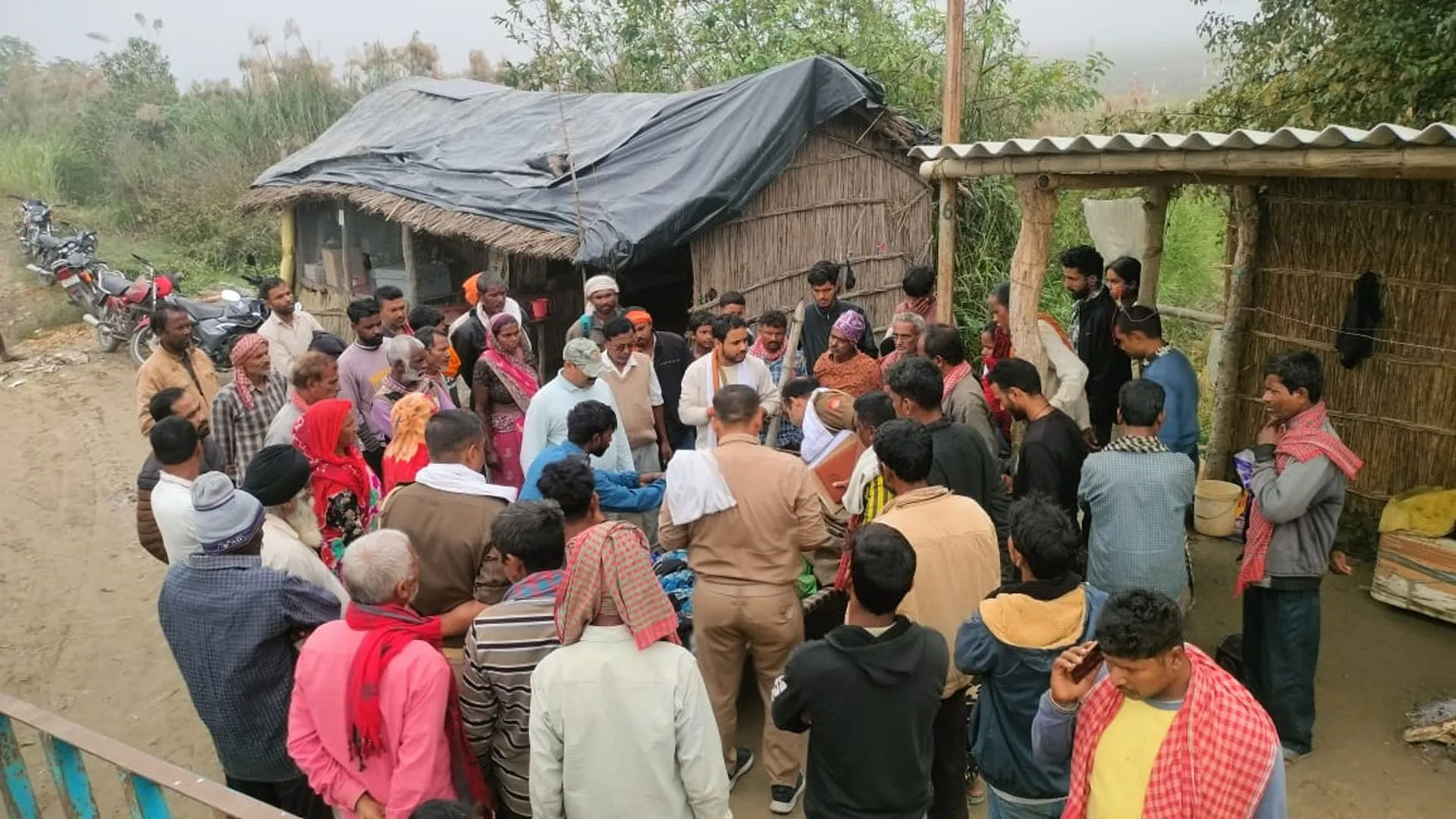 UP: पीलीभीत के इस गांव में नेपाल से आए हाथियों का कहर...घर में सो रहे अधेड़ को कुचलकर मार डाला