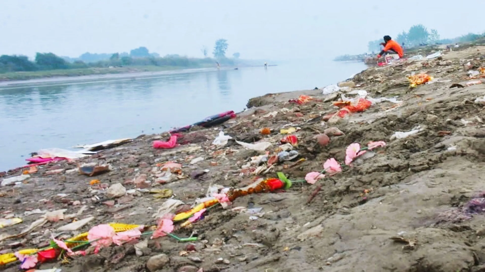 Moradabad: कार्तिक पूर्णिमा पर स्नान से ठीक पहले घाटों पर गंदगी पसरी