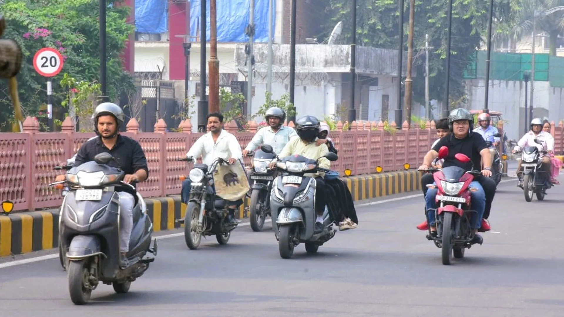 Moradabad: कोहरे से ढकी रही सुबह, ठंड ने दी दस्तक...वाहनों की धीमी रही रफ्तार