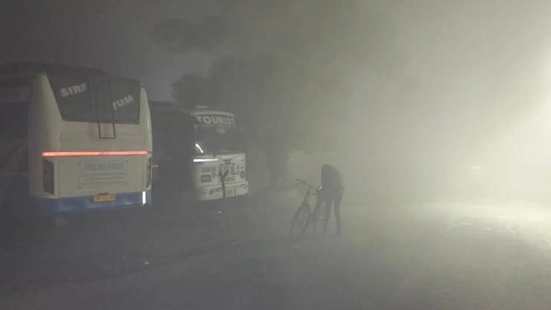 Bareilly: कोहरे की दस्तक से बढ़ा हादसे का डर, सड़क पर खड़े वाहन बनें मुसीबत