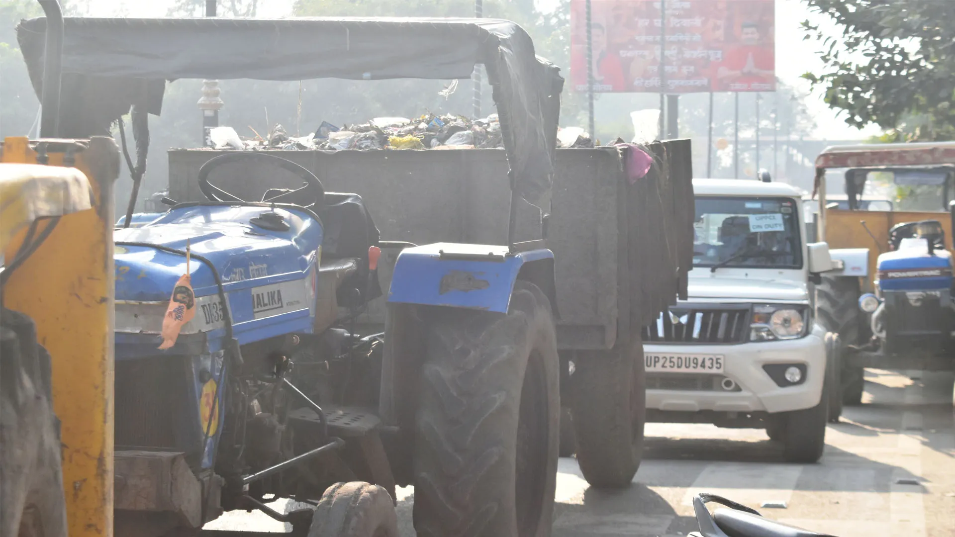 कूड़े का ढेर बन जाएगा शहर: निगम गेट पर खड़े किए वाहन, अनिश्चितकालीन हड़ताल का ऐलान