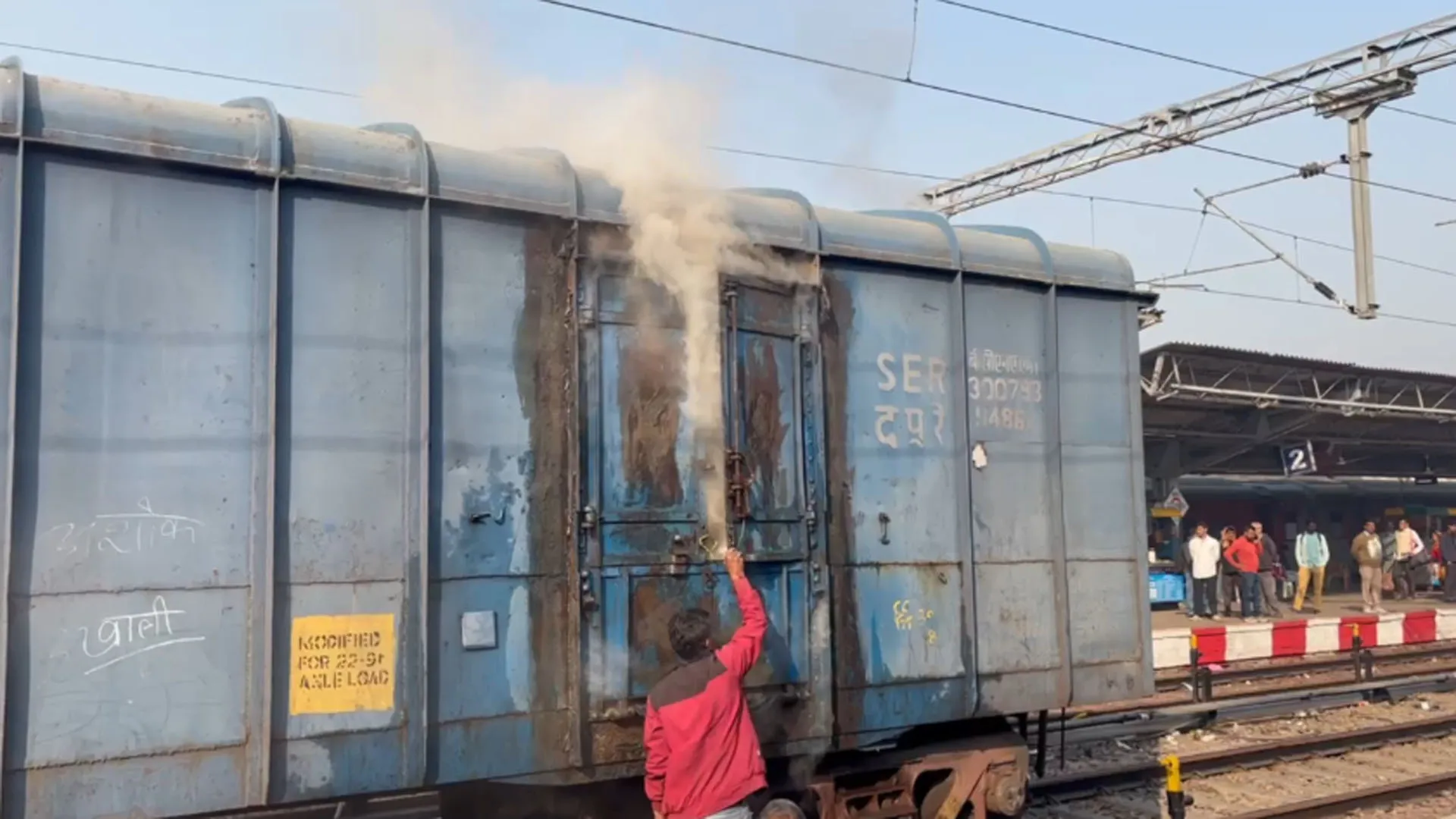 Bareilly : जंक्शन पर मालगाड़ी में धुआं निकलने से अफरा-तफरी...बर्निंग ट्रेन बनने से बची