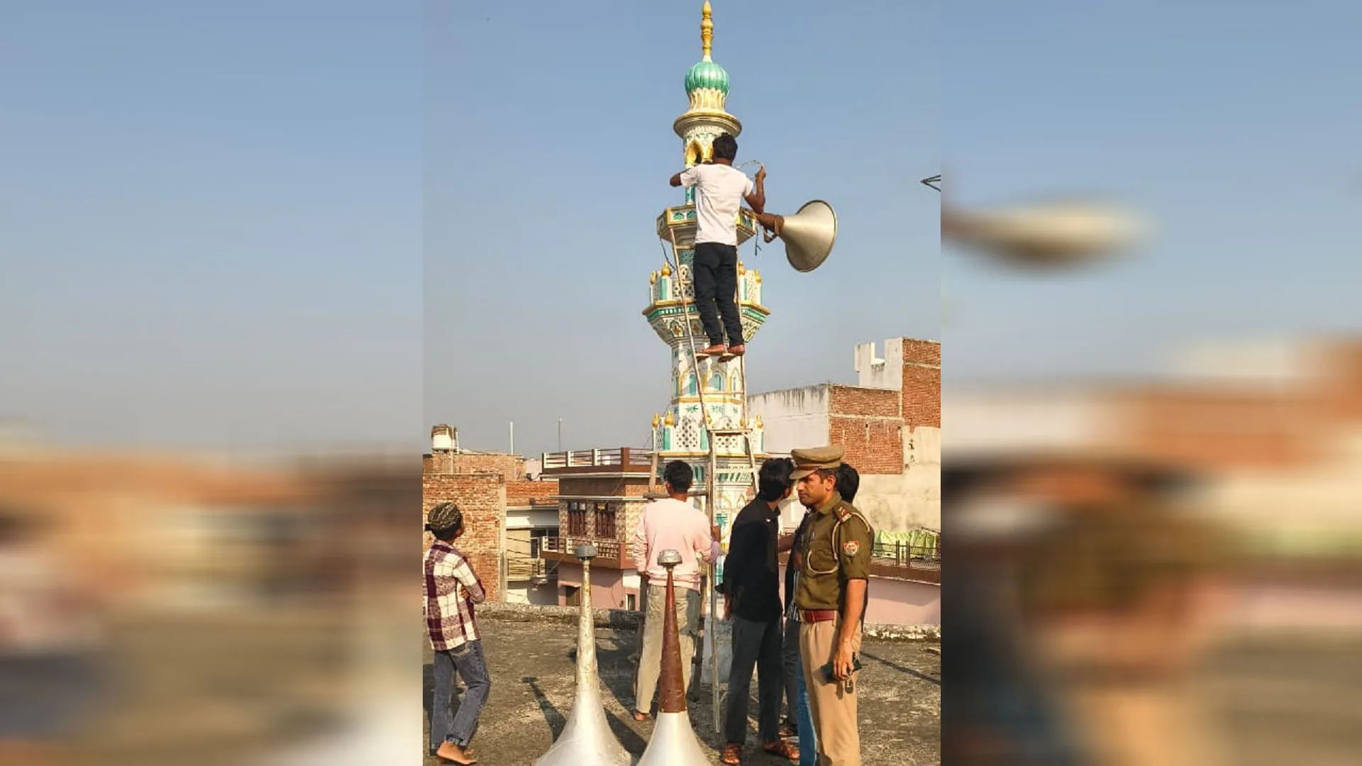 Moradabad: धर्मगुरुओं को समझाकर मस्जिद और मंदिरों से हटवाये लाउडस्पीकर