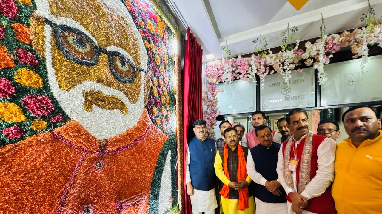 चावल के चिवड़े से बनाई पीएम मोदी की अद्वितीय आकृति, भाजपा प्रदेश महामंत्री धर्मपाल ने किया अनावरण