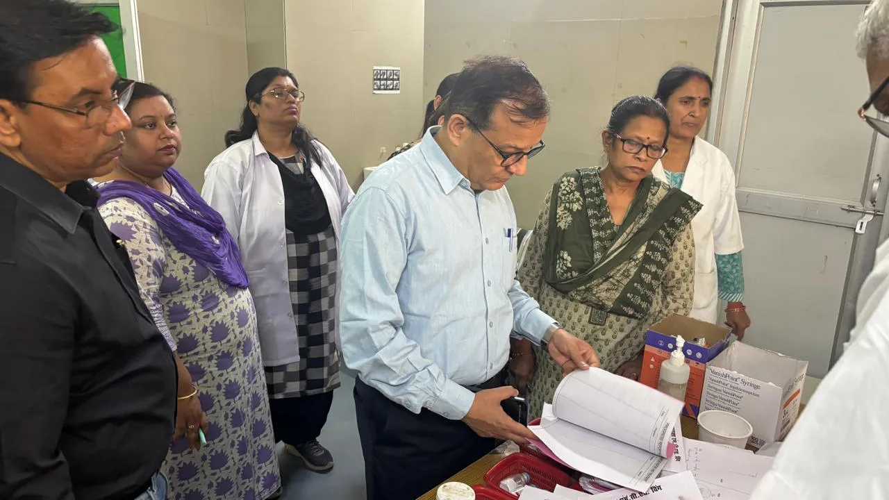 सीएमओ को अनुपस्थित मिले तीन कर्मचारी, मांगा स्पष्टीकरण... चिनहट स्थित एमसीएच विंग का किया निरीक्षण