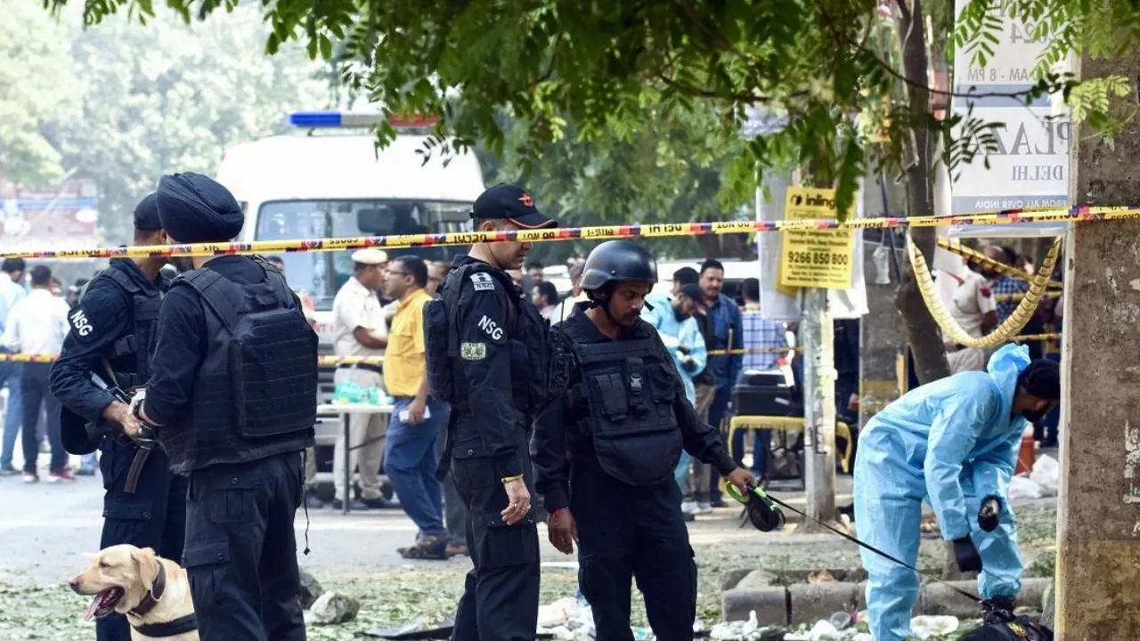 Delhi Car Blast: दिल्ली पुलिस हाई अलर्ट पर, राष्ट्रीय राजधानी में गहन तलाशी अभियान जारी 