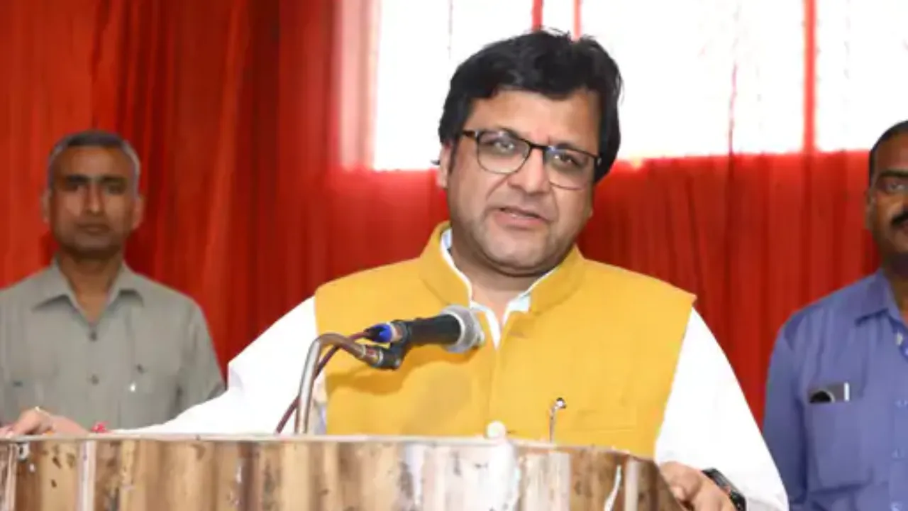 Lucknow News: 27610 ली. एल्कोहॉल की चोरी में सहायक आबकारी आयुक्त बर्खास्त