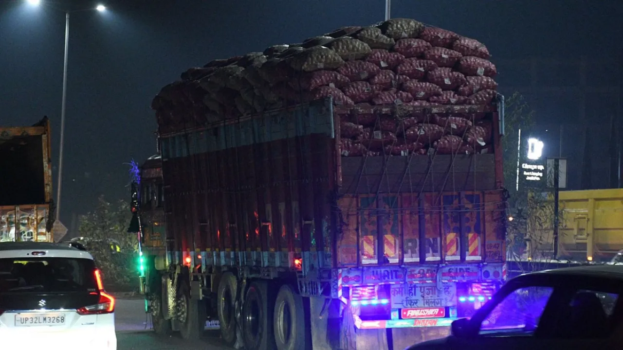 ओवरलोडिंग में करोड़ों का खेल, सिंडिकेट का भंडाफोड़... एआरटीओ, पीटीओ, दीवान और दलालों समेत 9 पर भ्रष्टाचार की रिपोर्ट दर्ज