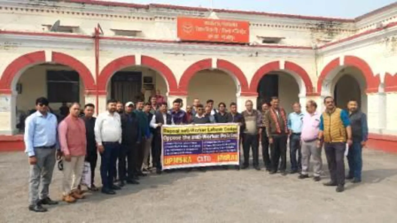 गाजीपुर में श्रम संहिताओं के खिलाफ प्रदर्शन जारी, बोले लोग श्रम संहिताएं मजदूर-कर्मचारी विरोधी हैं