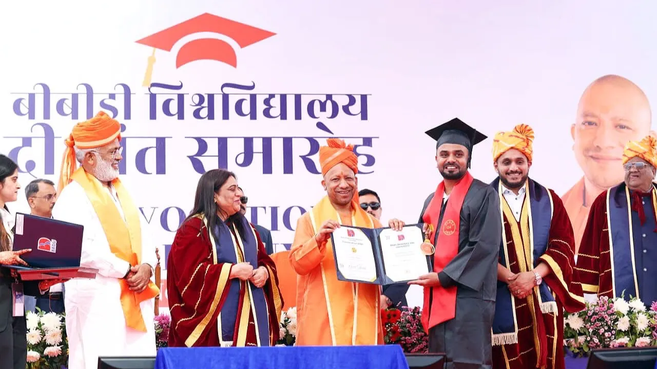 मुख्यमंत्री ने मेधावियों को दिए मेडल और डिग्री... बीबीडी यूनिवर्सिटी में खिले मेधावियों के चेहरे