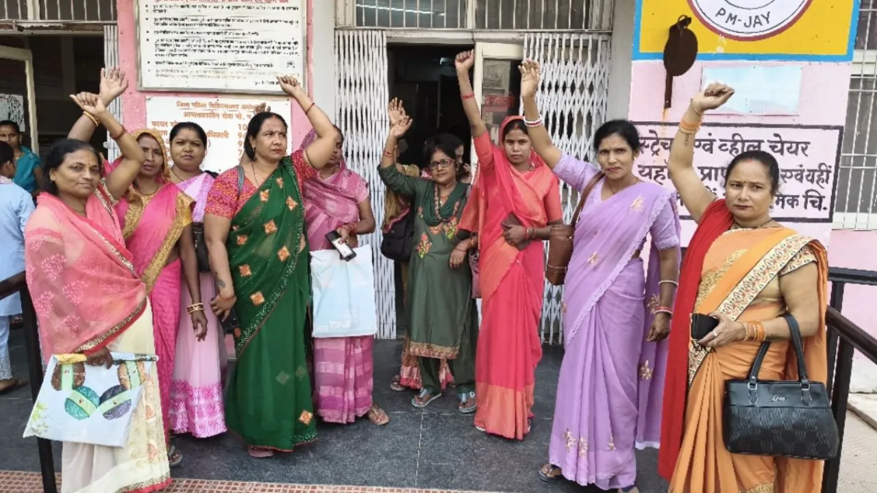 डॉक्टर पर आशा बहू से अभद्र व्यवहार करने का आरोप... महिला अस्पताल से चीखते हुए निकली बाहर, रो-रोकर किया प्रदर्शन