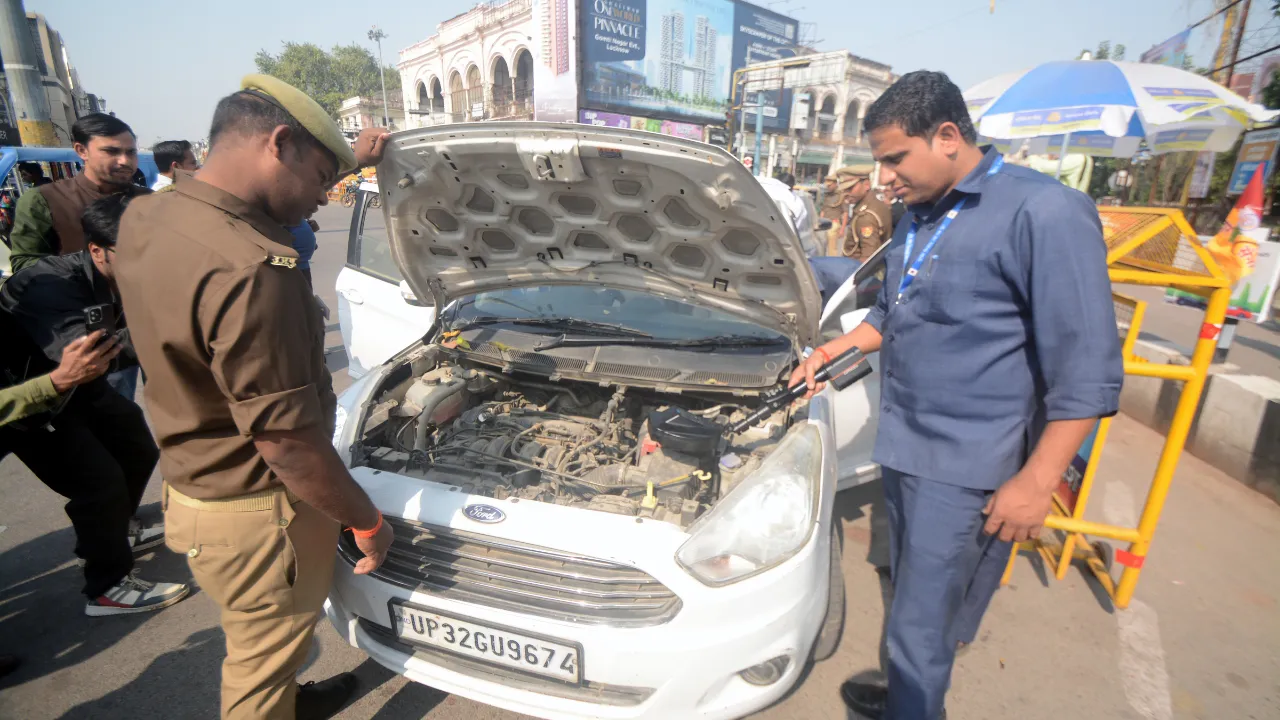 Lucknow News: भारती भवन की सुरक्षा बढ़ाई गई, चेकिंग के बाद होगा प्रवेश