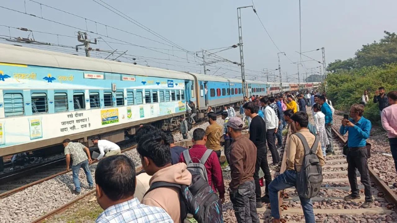 Barabanki News: इंटरसिटी एक्सप्रेस में धुआं उठने से मचा हड़कंप, बुढ़वल स्टेशन के पास रोकी गई ट्रेन