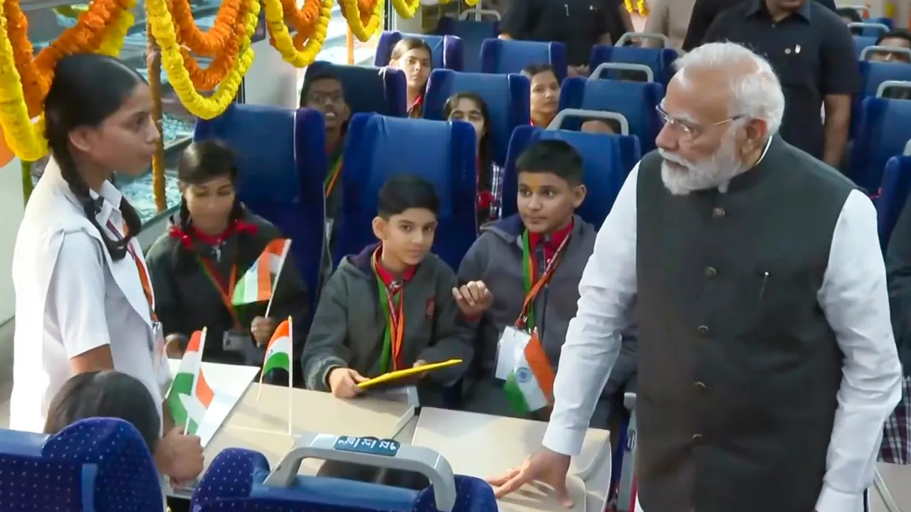 विरासत के शहरों को देश के विकास का प्रतीक बनाने की दिशा में अहम कदम है ‘वंदे भारत’,  बोले पीएम मोदी- 11 वर्षों में विकास कार्यों ने तीर्थाटन को पहुंचाया नए स्तर पर