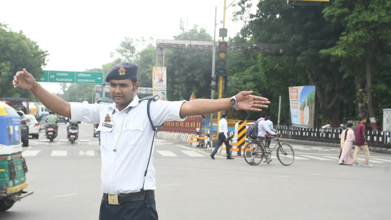 लखनऊ में प्रमुख चौराहों पर सिग्नल बंद, इशारों पर संचालित हो रहा ट्रैफिक
