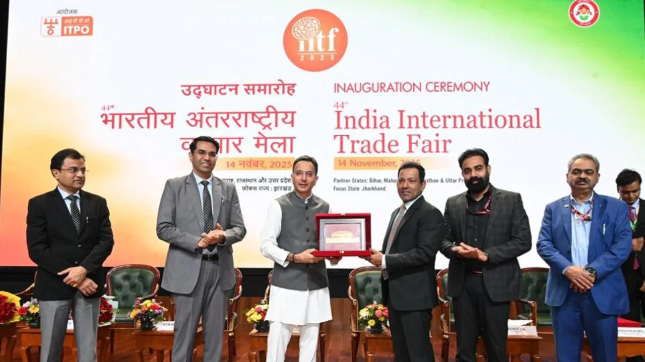 UP पवेलियन में उमड़ी भीड, बना व्यापार मेले का मुख्य आकर्षण, बोले मंत्री राकेश- IITF-ODOP उत्पादों को देश-विदेश के खरीदारों से मिल रही पहचान