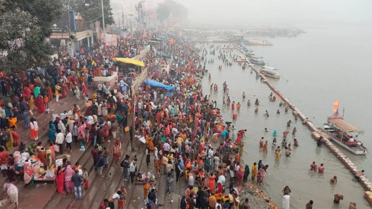 Ayodhya News: 20 लाख श्रद्धालुओं ने सरयू में लगाई आस्था की डुबकी, कार्तिक पूर्णिमा पर दिन भर चलता रहा स्नान के बाद दान पुण्य का सिलसिला