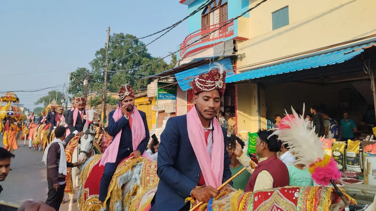 UP News: 10वें बिटिया उत्सव में 21 जोड़ों ने थामा एक दूजे का हाथ, बड़ी शान से निकली दूल्हों की सामूहिक बारात