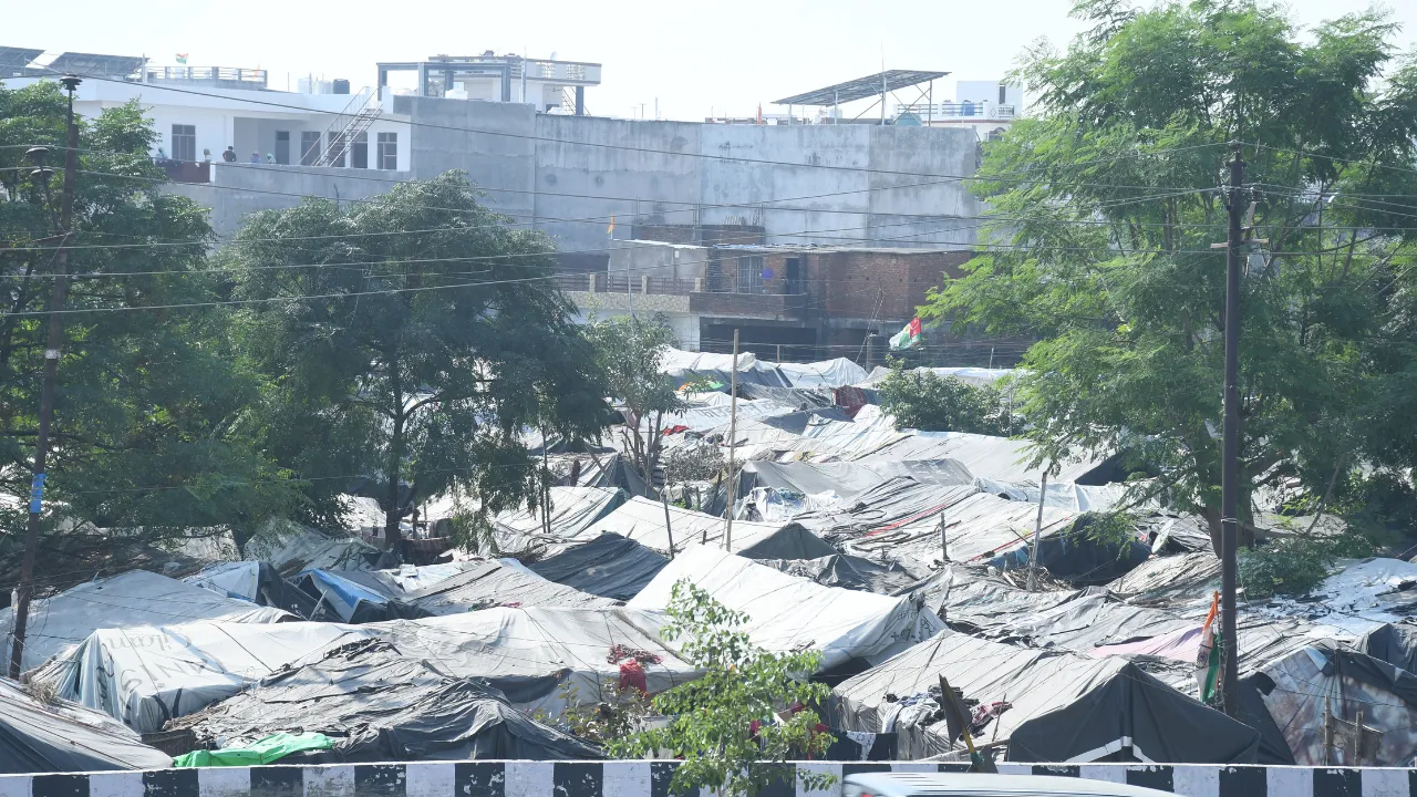 इस सरकारी जमीन पर 200 से अधिक झुग्गियां... 15 वर्षों में बढ़ती गई अवैध कब्जों की संख्या, नोटिस के बाद भी नहीं छोड़ा कब्जा