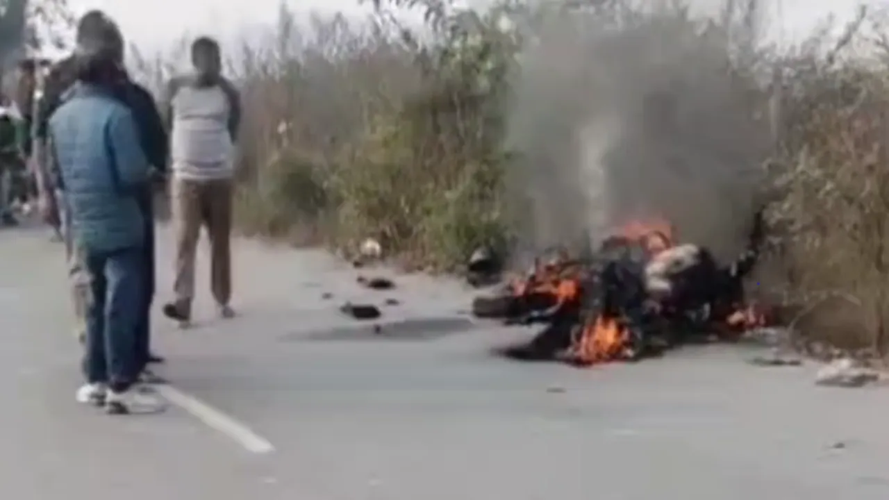 Amethi News: कार और बाइक में जोरदार टक्कर... लगी भीषण आग, घायल चालक अस्पताल में भर्ती