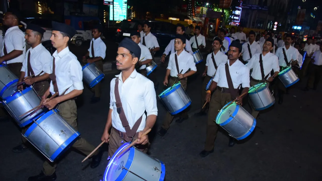 UP News: प्रकाश पर्व पर आरएसएस ने वाद्य यंत्रों के साथ निकाला कौमुदी संचलन 