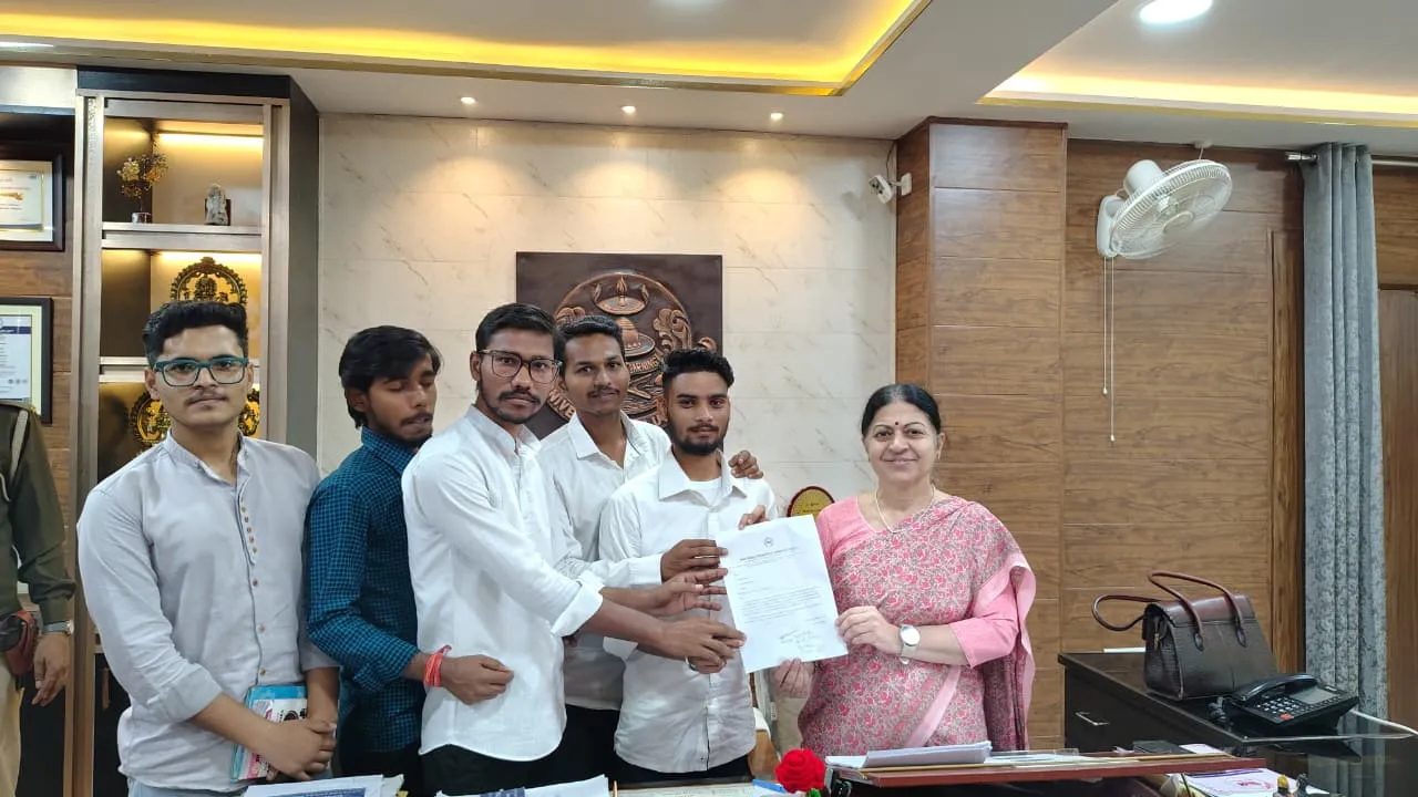 Lucknow University: एनएसयूआई ने कुलपति को सौंपा ज्ञापन, दोहरी फीस वसूली से जुड़ा है मामला