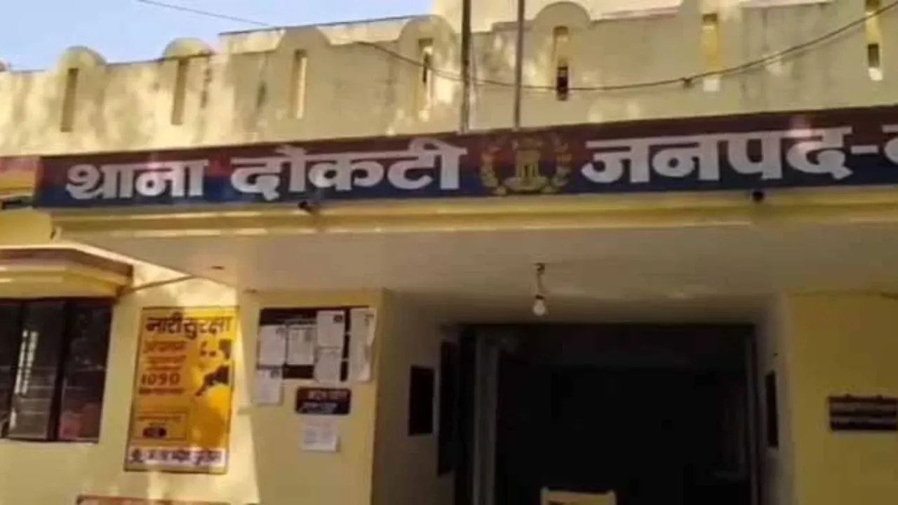 Ballia News: युवक से मारपीट के आरोप में पूर्व थाना प्रभारी समेत चार पुलिसकर्मियों के खिलाफ प्राथमिकी दर्ज